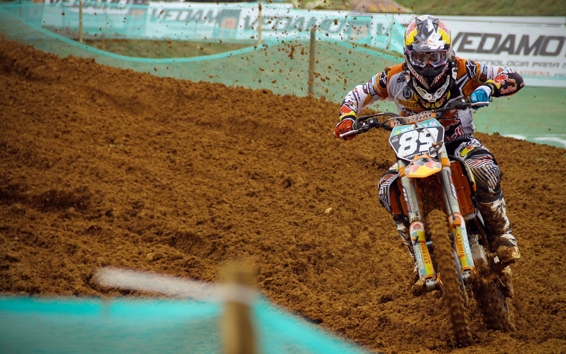 “简阳文体中心:羽毛球决赛进入白热化阶段,紧张刺激”